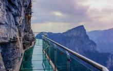 Стеклянный мост в Китае неожиданно начал “трескаться” прямо под ногами туристов Мост из стекла в китае