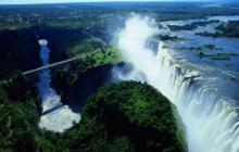 Hipnotyzujące piękno wodospadów Most kolejowy Victoria Falls