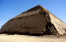 „Raudonos“ ir „Sulaužytos“ Snefru piramidės - Dahshur, Egiptas Raudonos ir sulaužytos Snofru piramidės žemėlapyje
