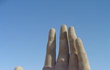 Dykumos ranka: „Bejėgiškumo simbolis Vaizdo įrašas: muzikinis vaizdo klipas dykumos rankos fone